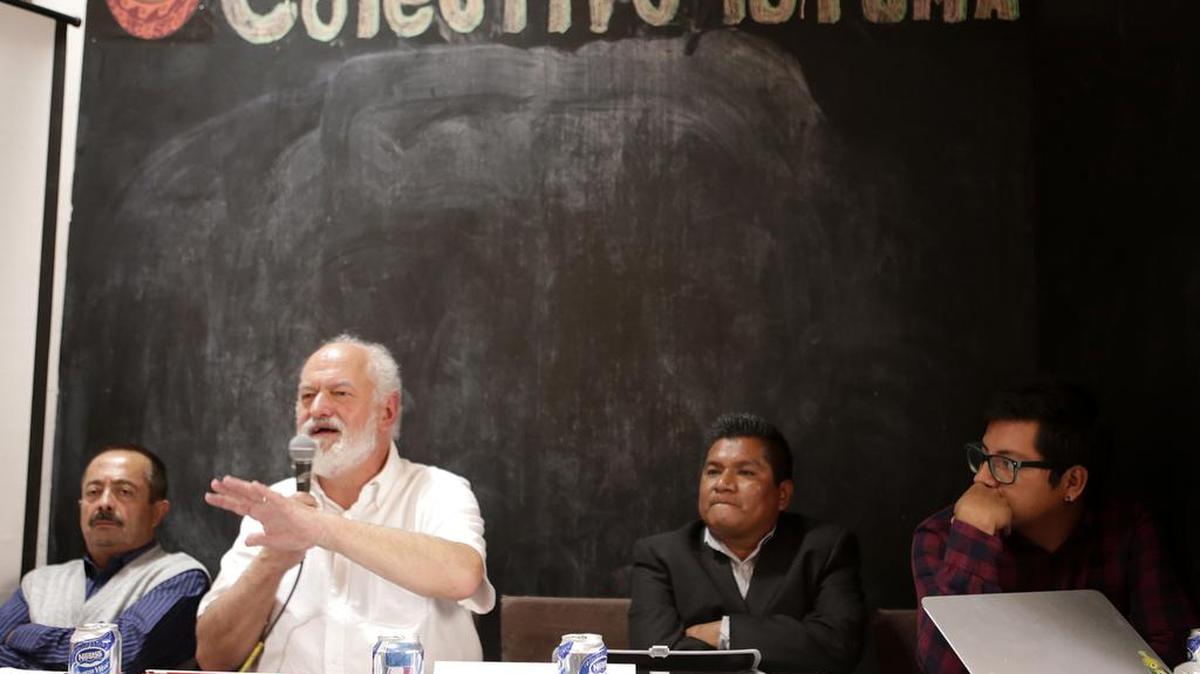De izquierda a derecha, el párroco de San Pablo Huitzo, Jorge Pérez; el activista y ex sacerdote Alberto Athié; el cura Apolonio Merino y el activista Alejandro de Jesús, participan el martes en una rueda de prensa en Oaxaca, México.