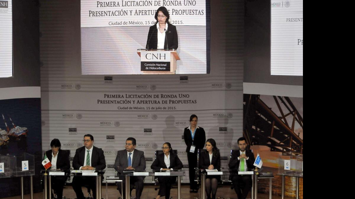 
De izquierda a derecha Alma Nava y Joshua Gamboa del comité de ofertas de la Comisión Nacional de Hidrocarburos; el notario público, Antonio Castañeda; el secretario del comité de ofertas Azhany Jheman; y María Vaderrama y Oliver Mayo, también de ese comité, durante la primera licitación petrolera de México en casi 80 años, en Ciudad de México.
