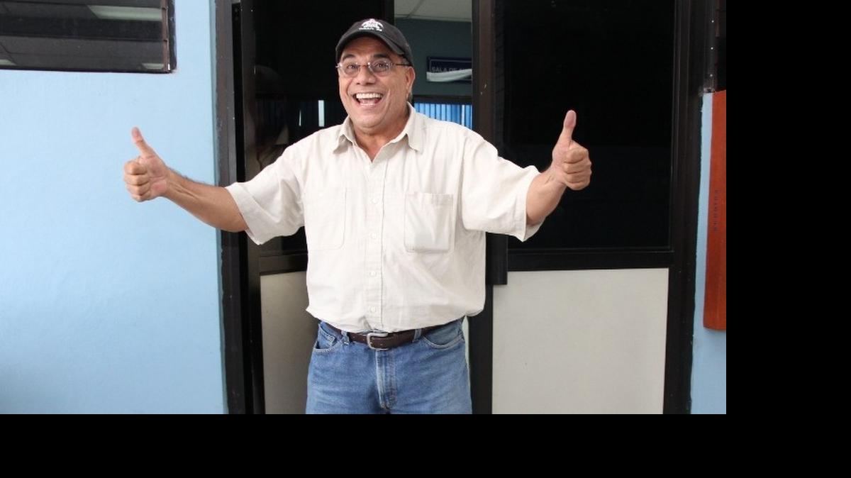 
José Adán Salazar Umaña a la salida de los tribunales salvadoreños en abril del 2014.

