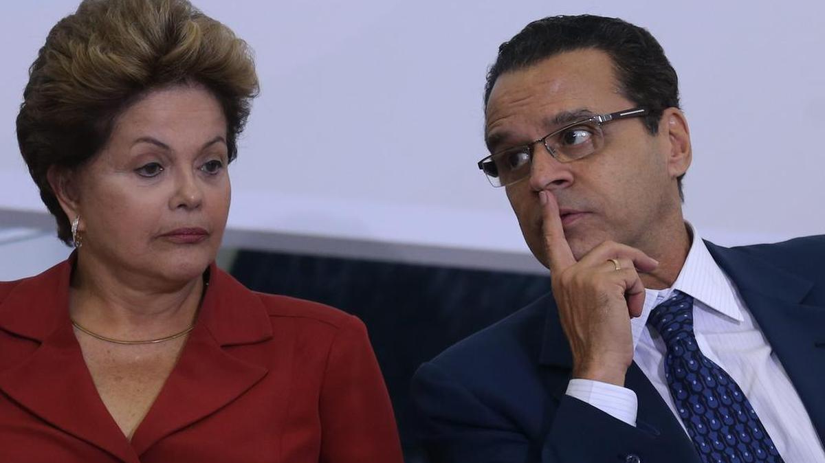 La presidenta brasileña, Dilma Rousseff (i), y el entonces presidente de la Cámara de Diputados de Brasil, Henrique Eduardo Alves (d), el lunes 8 de julio de 2013, en el Palacio del Planalto, en Brasilia.