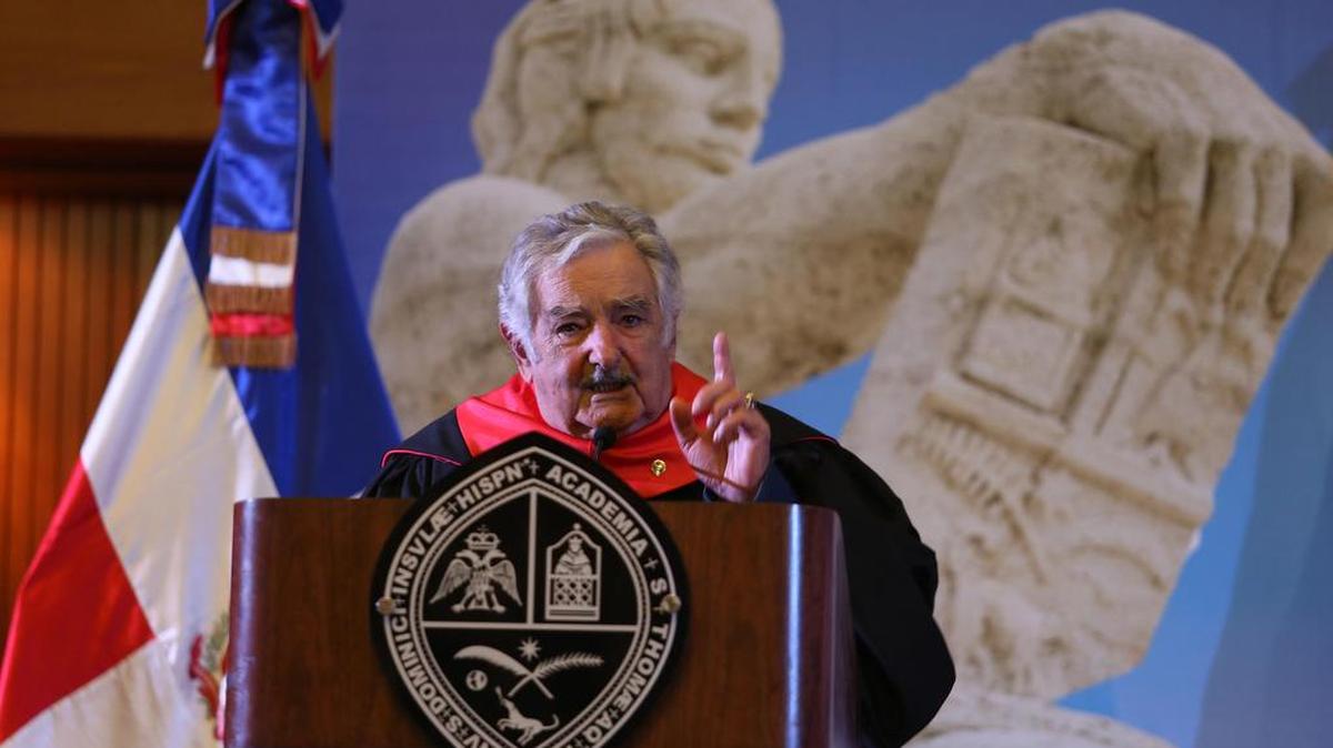 El ex presidente de Uruguay, José Mujica, recibe la investidura del doctorado "honoris causa" de la Universidad Autónoma de Santo Domingo (UASD) el lunes 10 de octubre de 2016, en Santo Domingo (República Dominicana).
