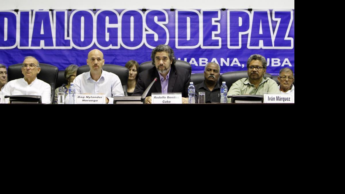 
Los garantes de Noruega, Dag Nylander (2 izq.), y el de Cuba, Rodolfo Benítez, (cen.), del proceso de paz de Colombia, informaron el viernes los detalles de la primera operación de desminado.
