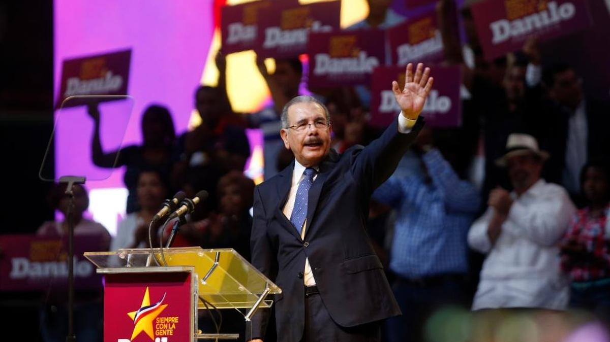 El presidente dominicano, Danilo Medina, pronuncia un discurso durante un evento de su campaña de reelección el domingo, en Santo Domingo.