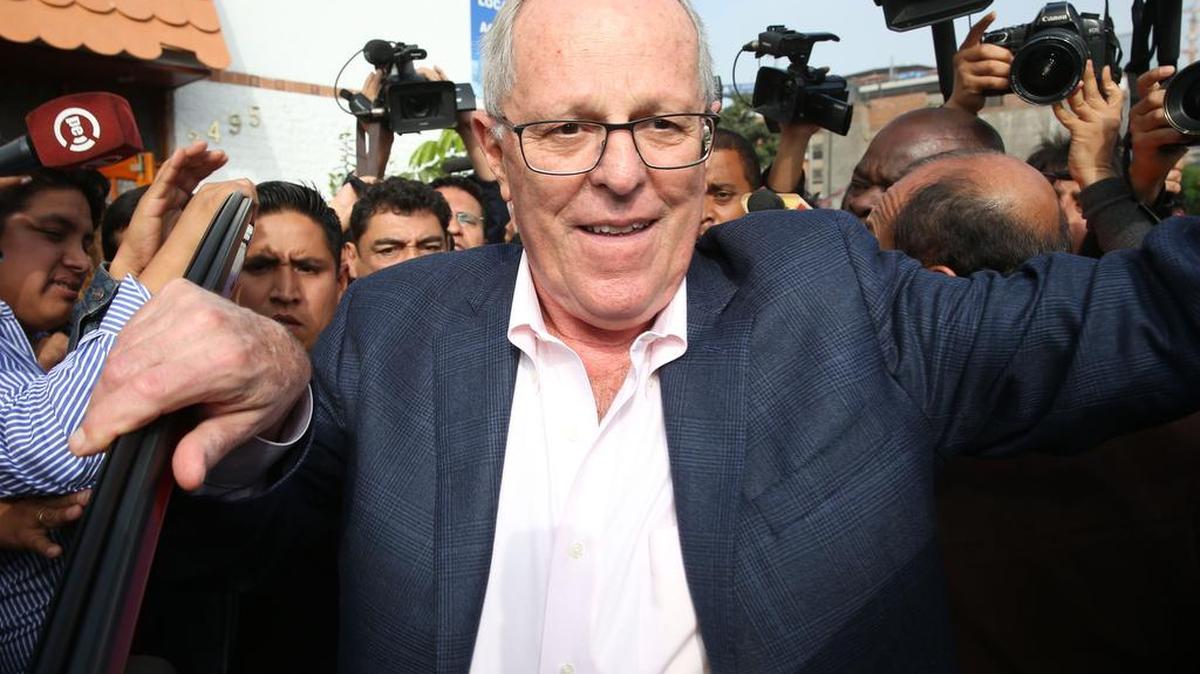 El candidato a la presidencia de Perú, Pedro Pablo Kuczynski, por el partido Peruanos por el Kambio a su llegada el martes 7 de junio del 2016, a un almuerzo de confraternidad con sus colaboradores mas cercanos en un conocido restaurante de la capital peruana.
