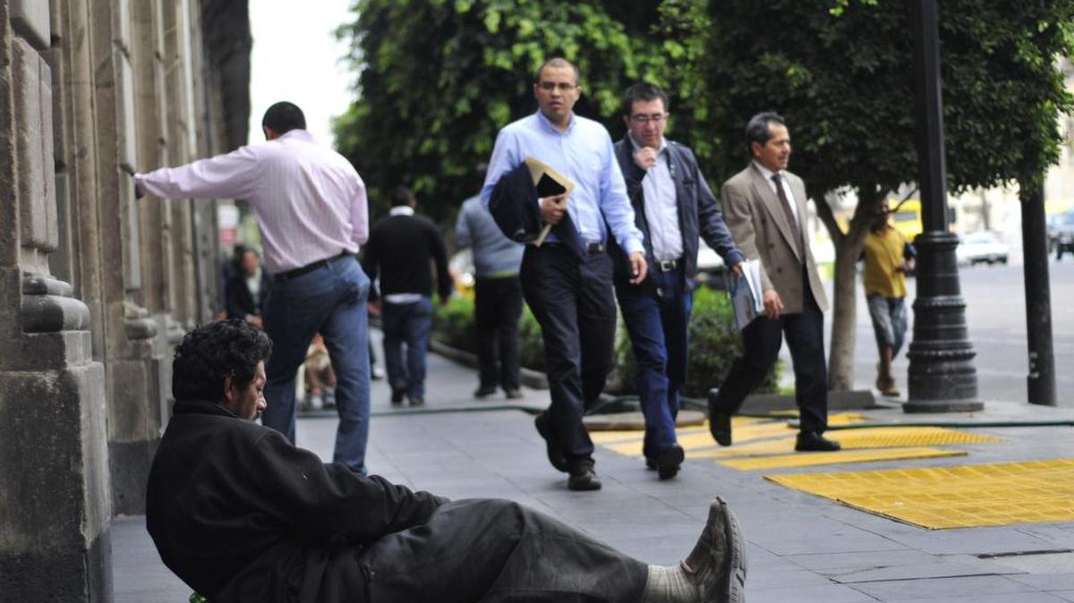 Fotografía de archivo del 11 de julio de 2011, de un mendigo en una calle de Ciudad de México (México).