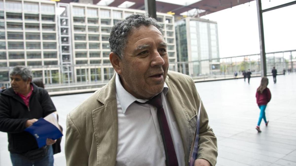 El minero Luis Urzua, del llamado grupo ‘Los 33’ llega el lunes a un tribunal de Santiago de Chile. Nueve de los famosos mineros, que pasaron 69 días atrapados en una mina, presentaron una demanda contra sus abogados.