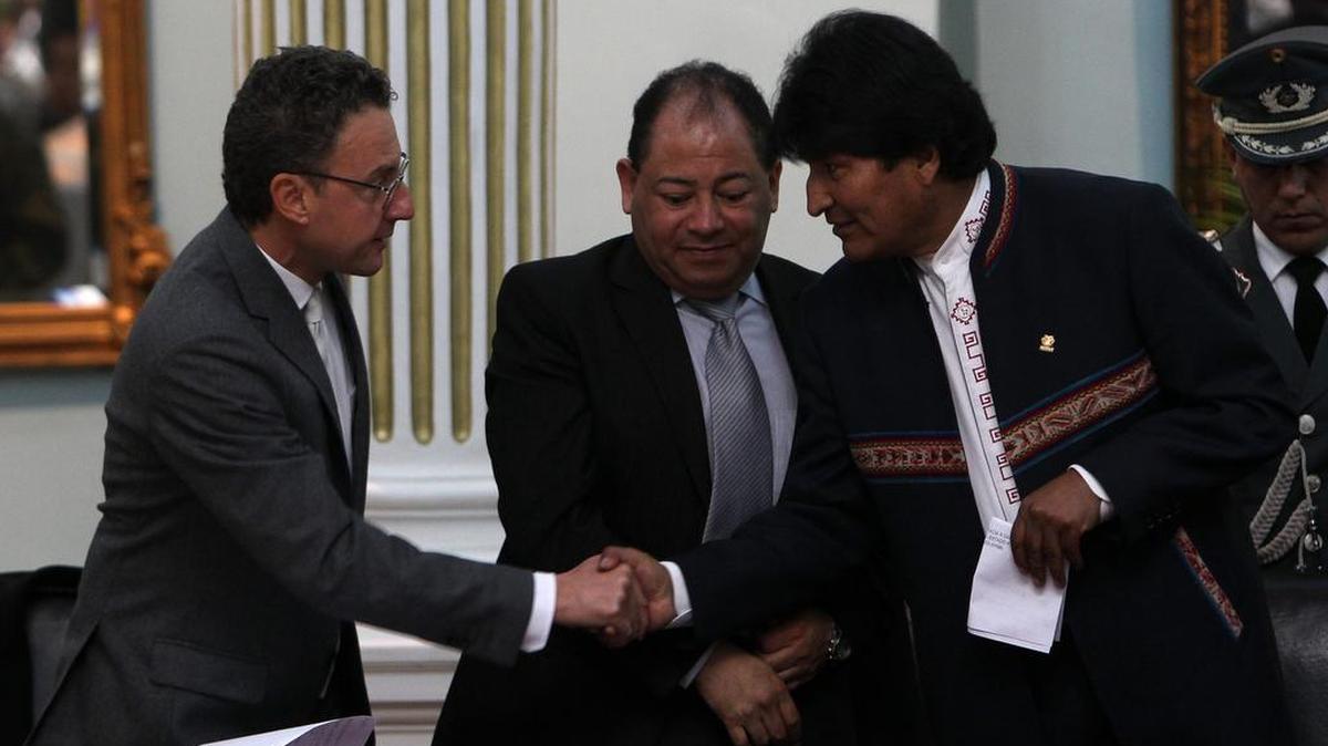 
El representante de la UNODC en Bolivia, Antonino De Leo (izq.), presenta el lunes los resultados del ‘Informe de monitoreo de cultivos de coca 2014’, en un acto en La Paz al que asistió el presidente boliviano Evo Morales (der.). 
