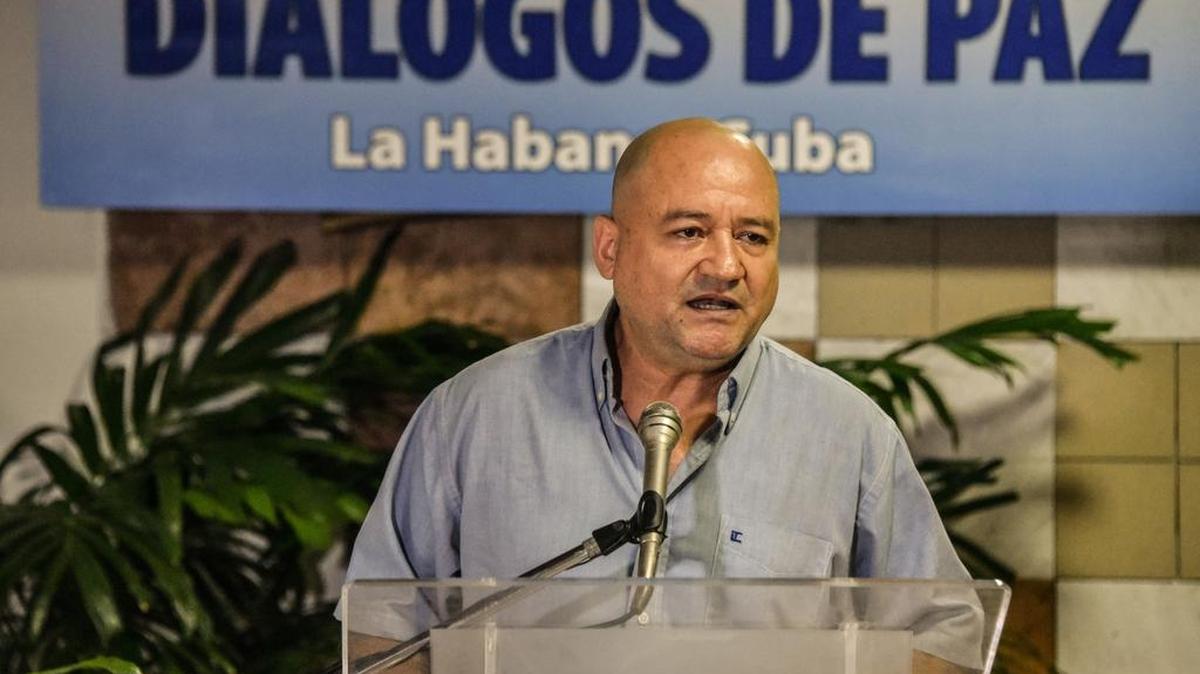 El comandante de las FARC, José Antonio Lozada (C) responde a preguntas en una conferencia de prensa en el Palacio de Convenciones de La Habana el 14 de marzo de 2016.
