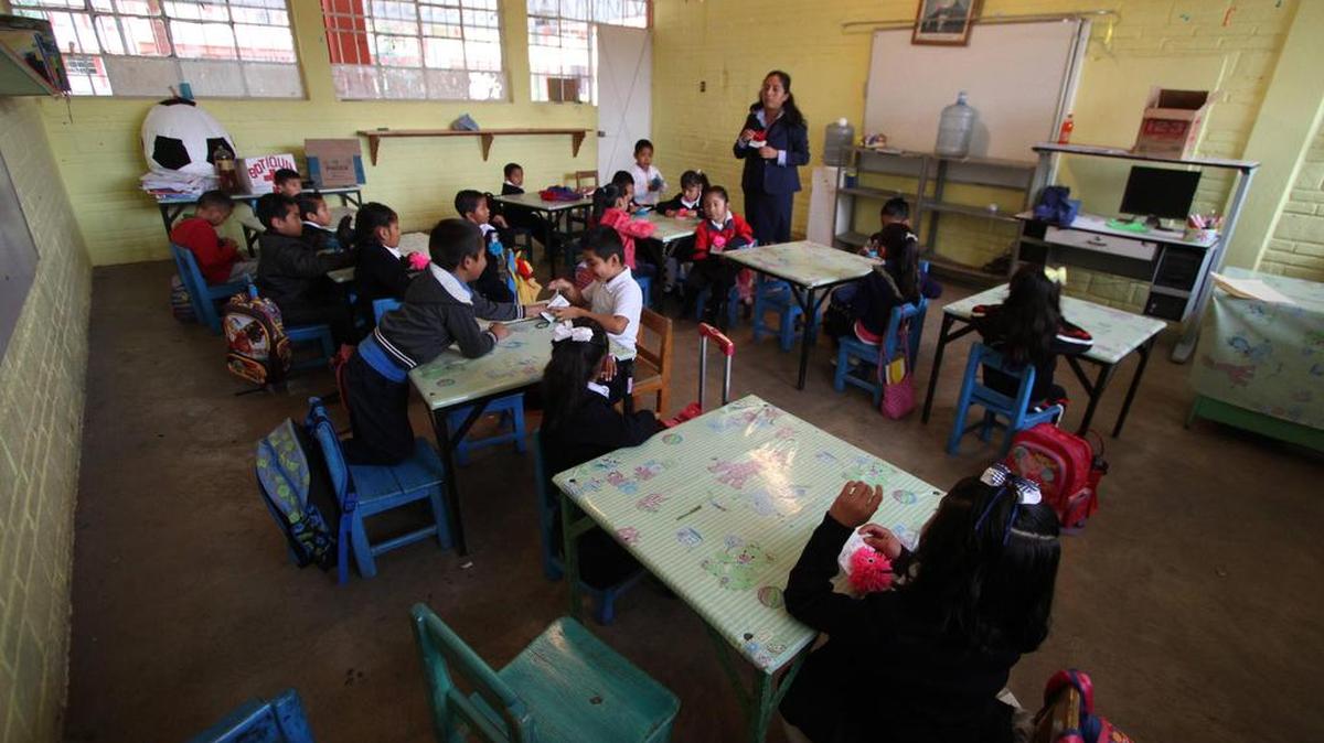 Fotografía de archivo de unos niños tomando clases en una escuela.