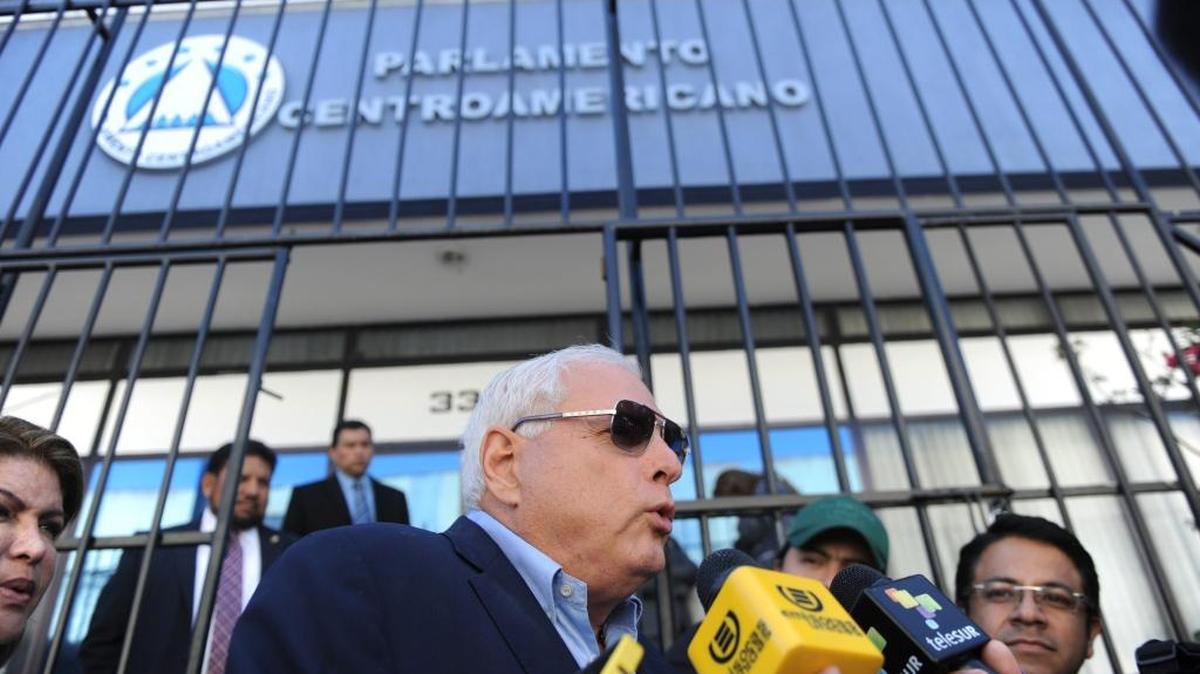 
El ex presidente de Panamá, Ricardo Martinelli, habla con periodistas tras salir de una reunión, en Ciudad de Guatemala, en enero. 
