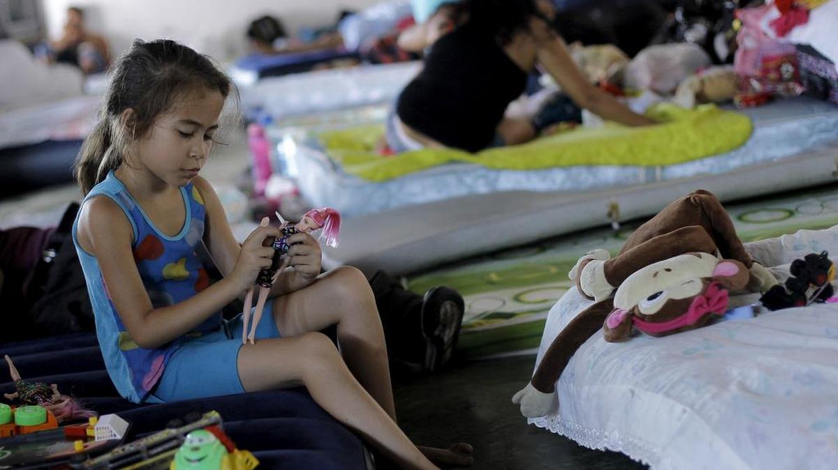 Yetcenia Bueno, de 10 años, juega con una muñeca en un refugio para migrantes cubanos en la frontera entre Panamá y Costa Rica en Paso Canoas, Panamá 23 de diciembre de 2015.