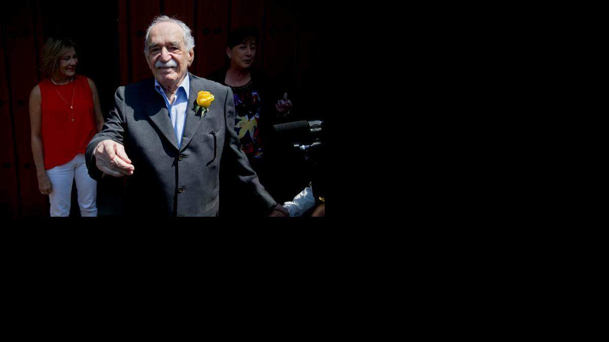 
El escritor y periodista, Gabriel García Márquez, saluda a seguidores y reporteros en marzo del 2014, en las afueras de su residencia en México, con motivo de su cumpleaños. 
