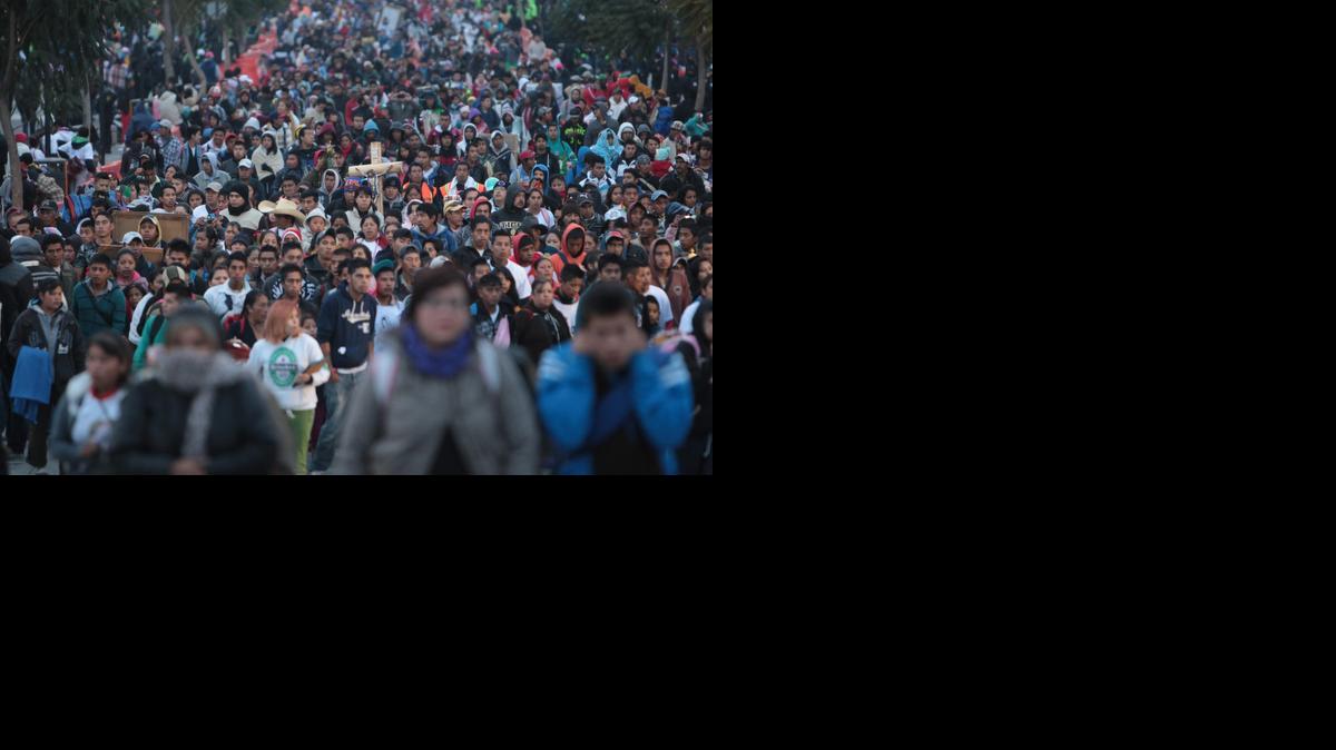 
Miles de peregrinos mexicanos cantaron ‘Las Mañanitas’ a la Virgen de Guadalupe, durante una misa celebrada alrededor de la medianoche en el santuario erigido en su honor, en México.
