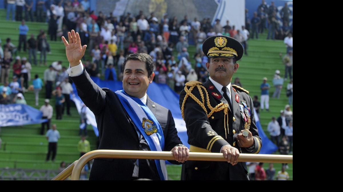 
Juan Orlando Hernández saluda tras asumir a presidencia de Honduras en Tegucigalpa, en el 2014. El mandatario admitió este miércoles que su Partido Nacional (PN, derecha) recibió dinero desviado del Seguro Social. 
