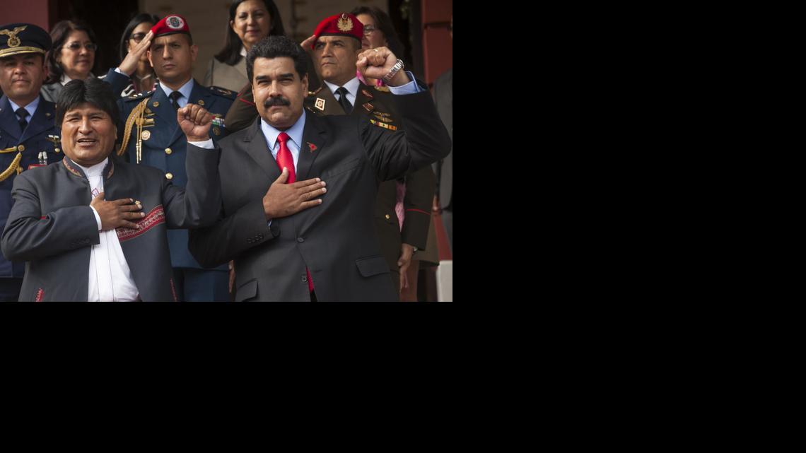 
El presidente de Venezuela, Nicolás Maduro (d), y su homólogo boliviano, Evo Morales, asisten hoy, martes 17 de marzo de 2015, a la cumbre extraordinaria de la Alianza Bolivariana para los Pueblos de América (ALBA-TCP) en el Palacio de Miraflores en Caracas (Venezuela). 
