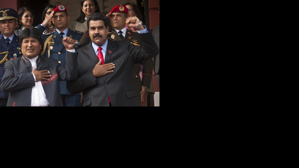 
El presidente de Venezuela, Nicolás Maduro (d), y su homólogo boliviano, Evo Morales, asisten hoy, martes 17 de marzo de 2015, a la cumbre extraordinaria de la Alianza Bolivariana para los Pueblos de América (ALBA-TCP) en el Palacio de Miraflores en Caracas (Venezuela). 
