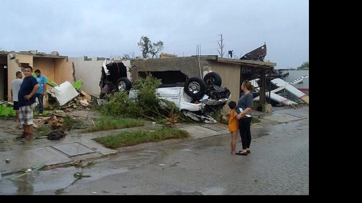 
Residentes observan los daños ocasionados por un tornado el lunes en Ciudad Acuña, norte de México. 
