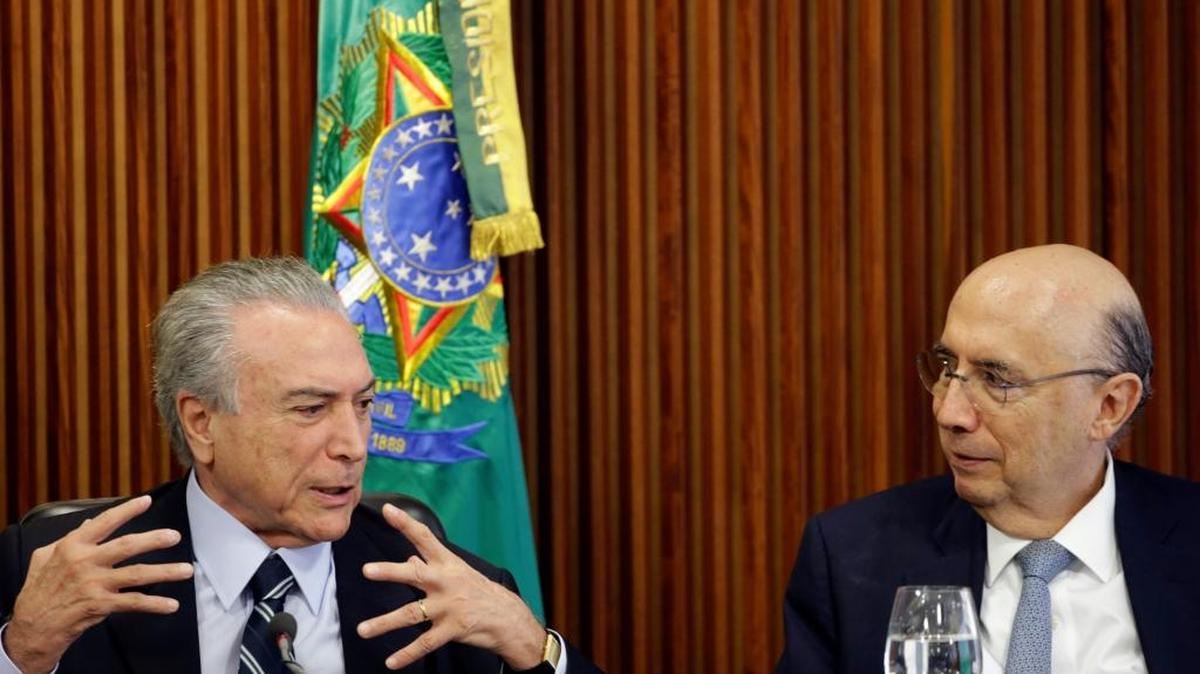 El presidente interino de Brasil, Michel Temer (izq.), junto al ministro de Hacienda, Henrique Meirelles, en la primera reunión con su gabinete el viernes, en el Palacio de Planalto en Brasilia.