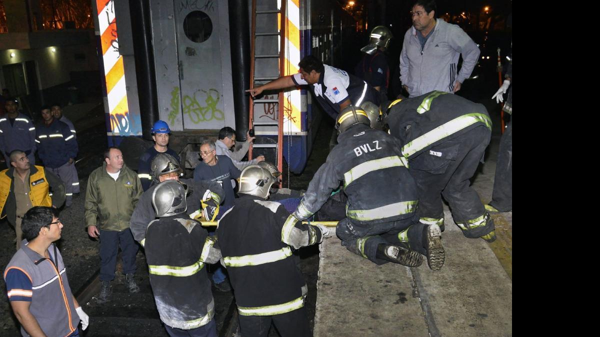 
El accidente se produjo a escasas horas de que comenzaran a circular en la línea que viaja hasta Temperley los trenes cero kilómetros recientemente adquiridos por el Ejecutivo como parte del plan para remodelar la red de transporte ferroviaria, recientemente estatizada.
