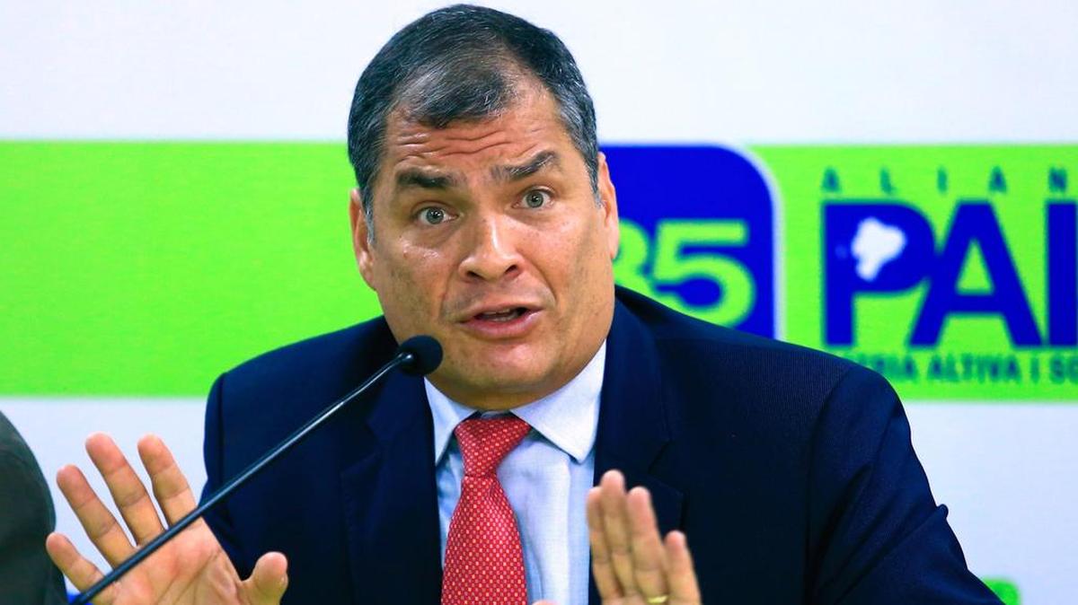 El ex presidente de Ecuador, Rafael Correa, se reúne con la prensa, el 30 de noviembre de 2017, en Quito (Ecuador). Correa reveló el jueves que visitará al vicepresidente sin funciones Jorge Glas en la cárcel o durante alguna audiencia, en el marco del juicio que enfrenta por supuesta asociación ilícita en el caso Odebrecht.
