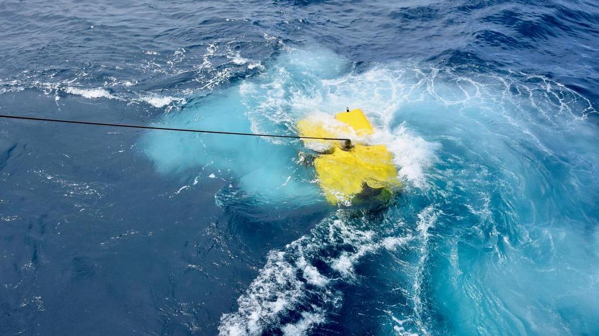 Imágenes del buque Atlantis, de la Marina estadounidense, durante la búsqueda del submarino de la Armada Argentina ARA San Juan, desaparecido hace 26 días en el Atlántico con 44 tripulantes a bordo cerca de la costa de Comodoro (Argentina) el pasado 9 de diciembre de 2017.