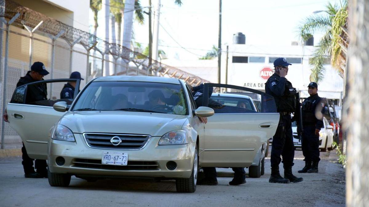 Decenas de policías buscan a Juan José Esparragoza Monzón apodado "el Negro", hijo del narcotraficante Juan José Esparragoza alias "el Azul", quien escapó el jueves 16 de marzo de 2017, del penal de Arugato en Culiacán (México), informó la Secretaría de Seguridad Pública local.