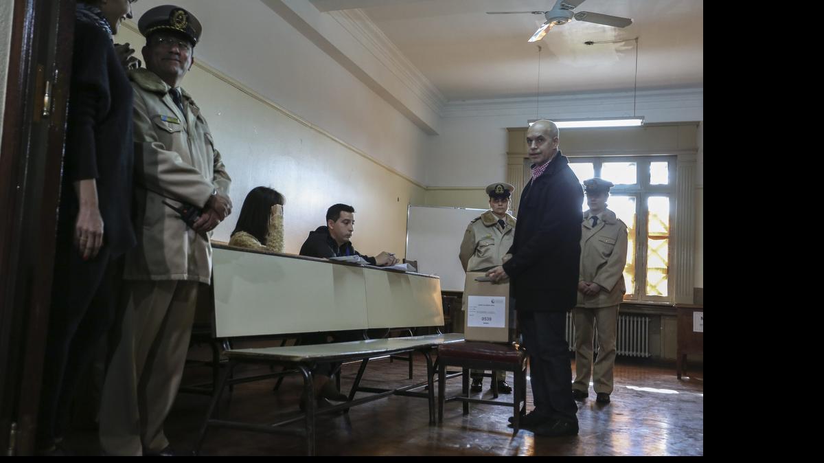 
Horacio Rodríguez Larreta (2-d), de la conservadora Propuesta Republicana, deposita su voto el domingo en un colegio de Buenos Aires. Los colegios electorales abrieron para la segunda vuelta de las elecciones por la Alcaldía de la capital argentina durante los próximos cuatro años.
