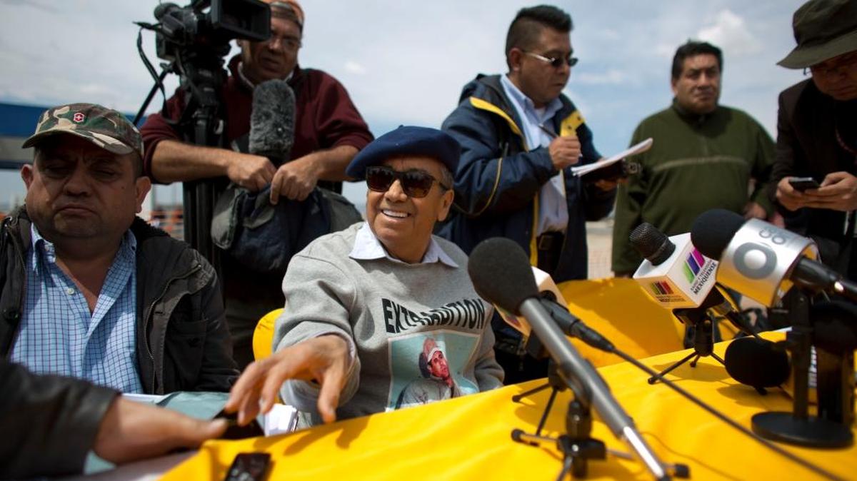 Jose Luis González Meza, uno de los abogados del narcotraficante mexicano Joaquín “El Chapo”, durante una conferencia de prensa el viernes en las afueras de la cárcel donde se encuentra el capo.