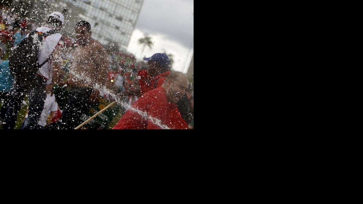 
Manifestantes se enfrentan a la policía militar de Brasilia hoy, martes 7 de abril de 2015, frente al Congreso Nacional, durante protesta contra la ley que regula la subcontratación. Otras manifestaciones del mismo tipo fueron convocadas por los sindicatos en diferentes ciudades de Brasil en defensa del trabajo y la democracia. EFE/Fernando Bizerra Jr.

