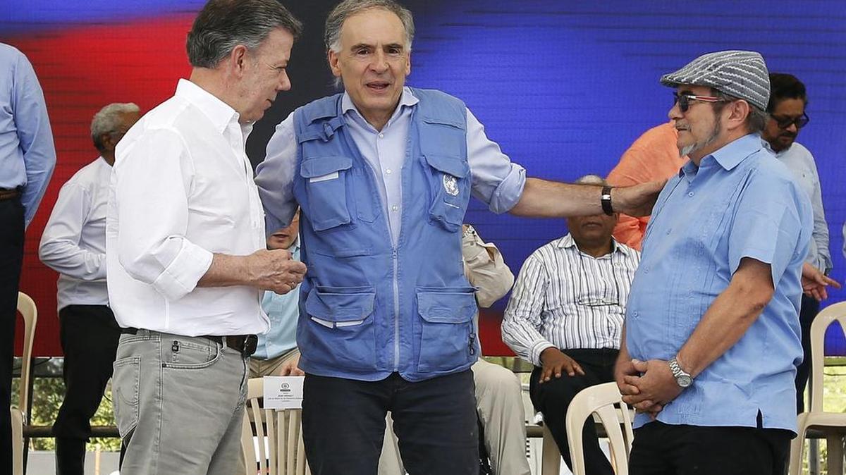 Jean Arnault, representante de Naciones Unidas para el proceso de paz en Colombia, al centro, habla con el presidente Juan Manuel Santos, izquierda, y con Rodrigo Londoño, “Timochenko”.