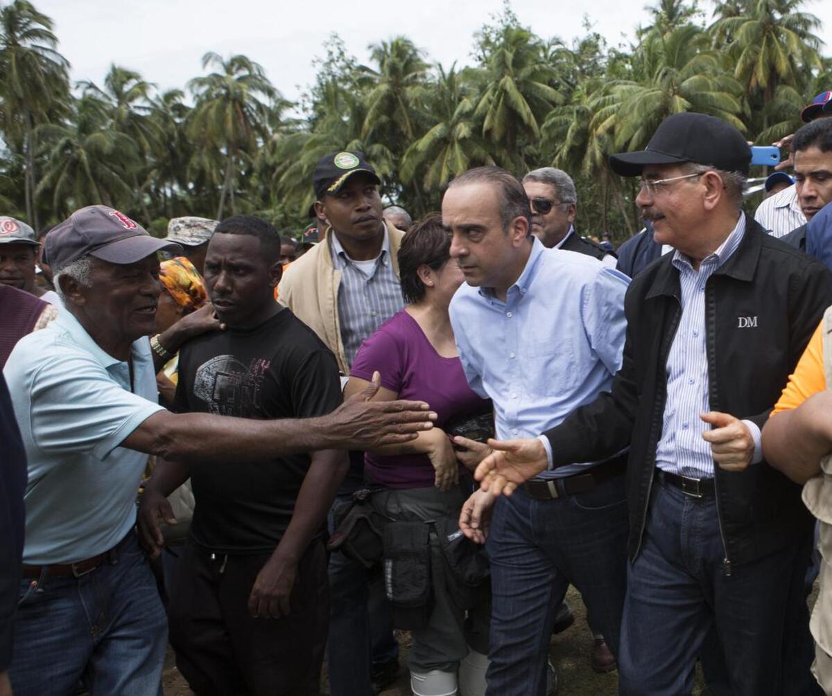 El presidente de República Dominicana, Danilo Medina (d), saluda a personas afectadas tras el paso del huracán María el viernes 22 de septiembre de 2017, en la ciudad de Nagua. Un total de 38 localidades de República Dominicana siguen aisladas a causa del desbordamiento de ríos, arroyos y cañadas que provocó el huracán María.