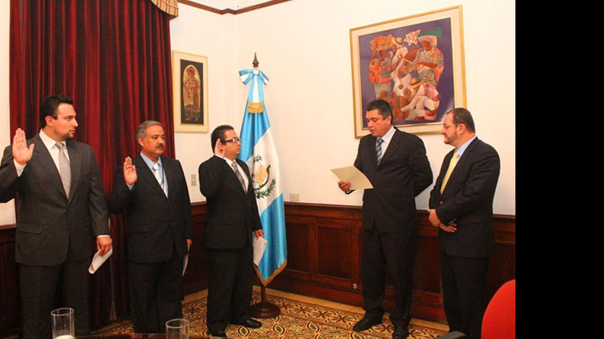 
El secretario general de la Presidencia de Guatemala, Gustavo Martínez (2 der.), juramenta en enero a tres nuevos subsecretarios de la Secretaría de Planificación y Programación de la Presidencia (Segeplan). 
