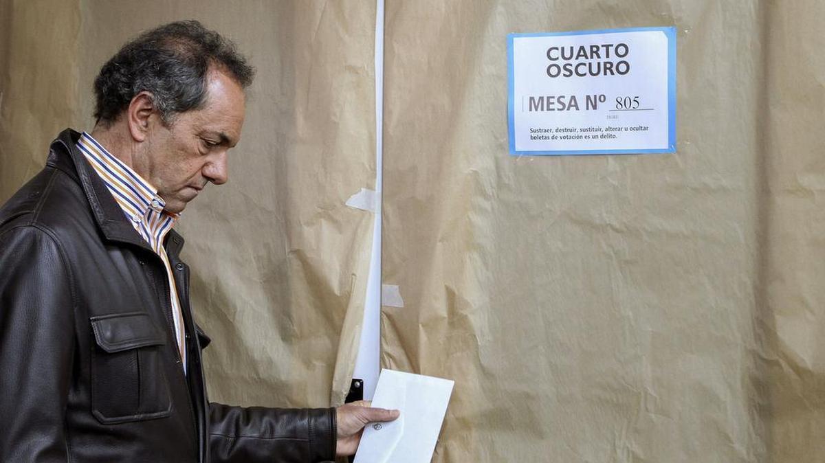 El candidato presidencial por el Frente para la Victoria, Daniel Scioli, ha votado hoy, 25 de octubre de 2015, en la localidad de Tigre, provincia de Buenos Aires.