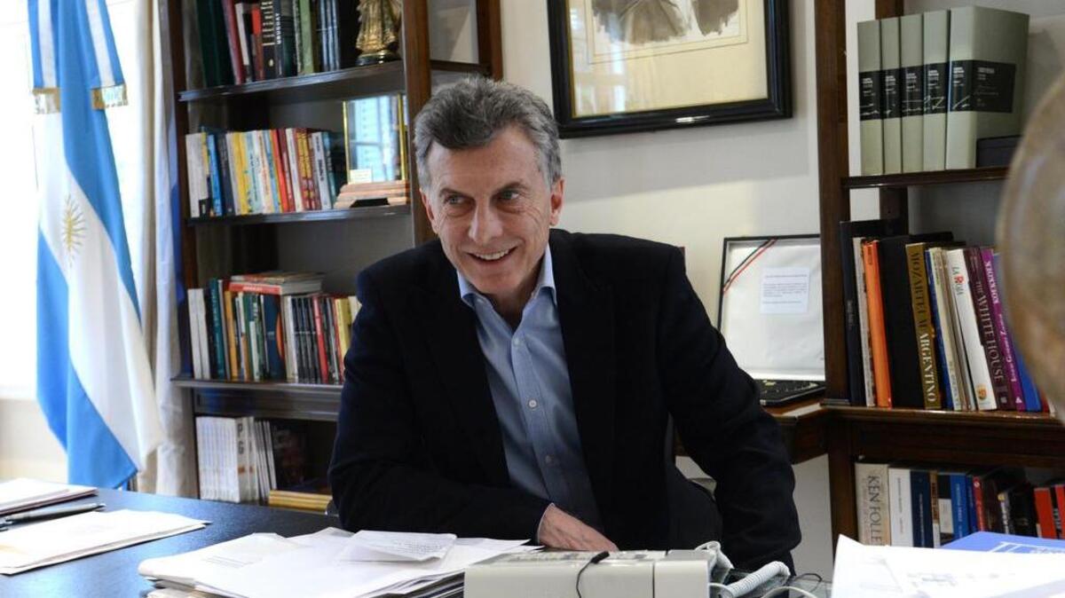Fotografía cedida por la Presidencia de Argentina que muestra al presidente argentino, Mauricio Macri, mientras habla por teléfono con Pedro Ibarra, de la selección de hockey sobre hierba masculino, el viernes 19 de agosto de 2016, desde la residencia presidencial Los Olivos, en Buenos Aires (Argentina).