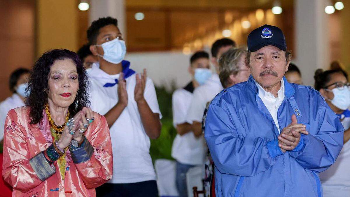 Imagen del folleto difundido por la presidencia nicaragüense que muestra al presidente de Nicaragua, Daniel Ortega (derecha) y su esposa y vicepresidenta Rosario Murillo, durante la conmemoración del 45 aniversario de la muerte de uno de los fundadores de la guerrilla del Frente Sandinista de Liberación Nacional (FSLN). , Carlos Fonseca, en Managua, el 8 de noviembre de 2021.
