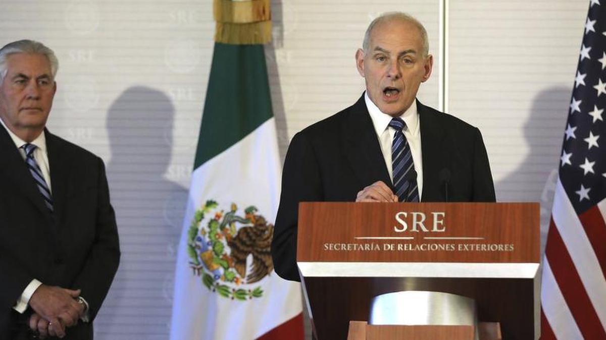 Jonh Kelly (derecha), secretario de Seguridad Nacional, junto al secretario de Estado, Rex Tillerson, hablan en la Secretaría de Relaciones Exteriores de México este jueves.