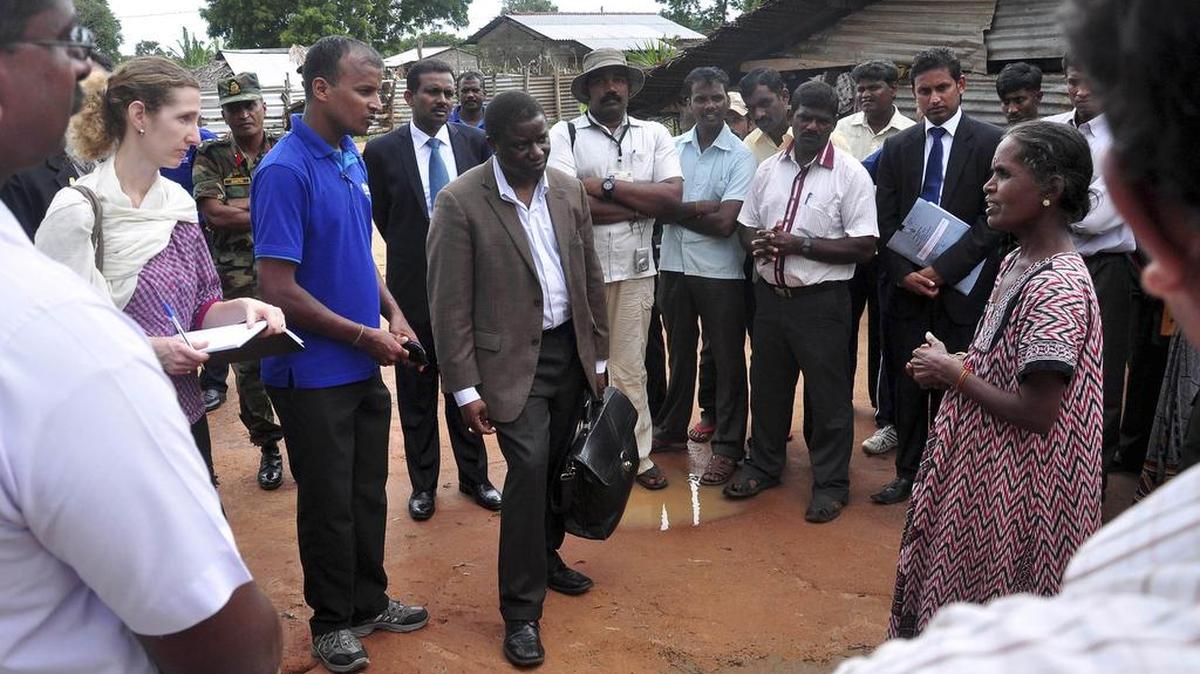 Chaloka Beyani (centro), relator de Derechos Humanos de la ONU, durante una visita a Mullaitivu, Sri Lanka, en el 2013.