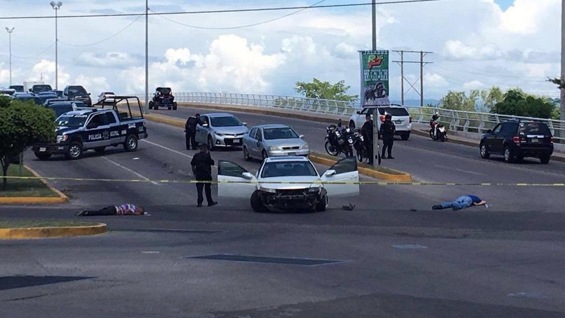 Fotografía de este viernes 26 de agosto de 2016 del sitio donde dos sujetos armados mataron a balazos en el noroccidental estado de Sinaloa (México) a Geovanny Parra Zambada, sobrino de Ismael "el Mayo" Zambada, líder del cártel de Sinaloa junto a Joaquín "el Chapo" Guzmán.