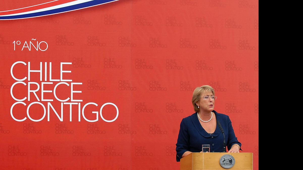 
La presidenta de Chile, Michele Bachelet, ofrece un discurso en el 2007, en el palacio de gobierno en Santiago.
