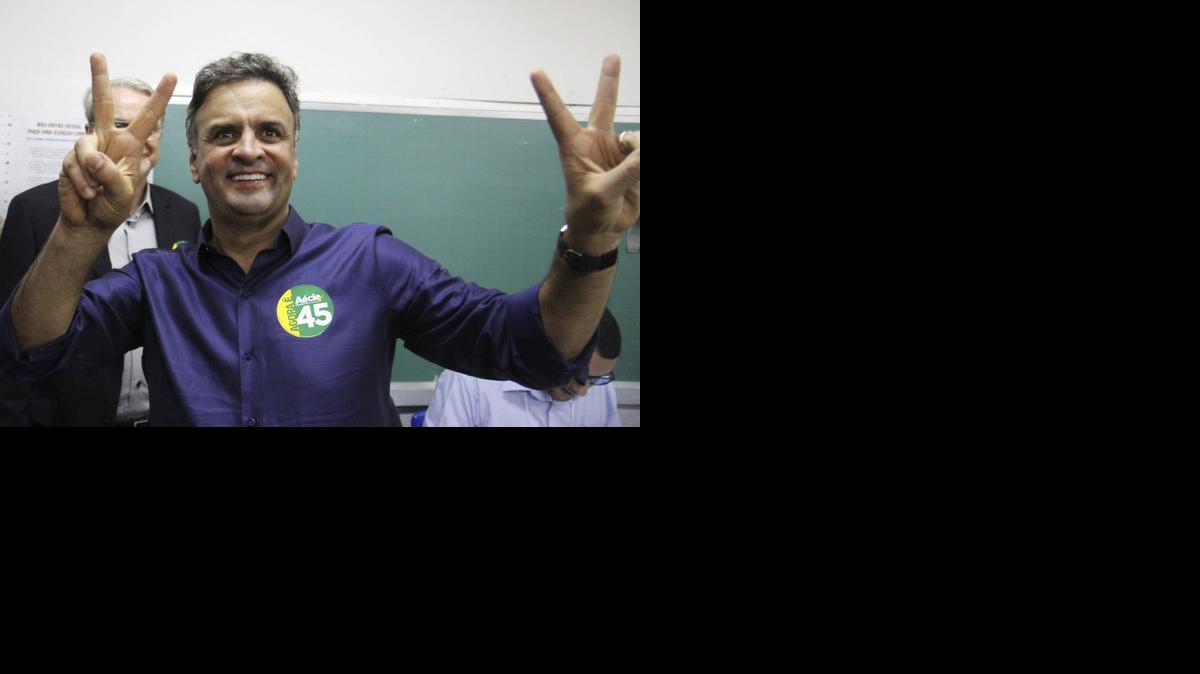
El candidato a la presidencia de Brasil por el Partido de la Social Democracia Brasileña (PSDB), Aécio Neves, posa después de votar el domingo en Belo Horizonte.
