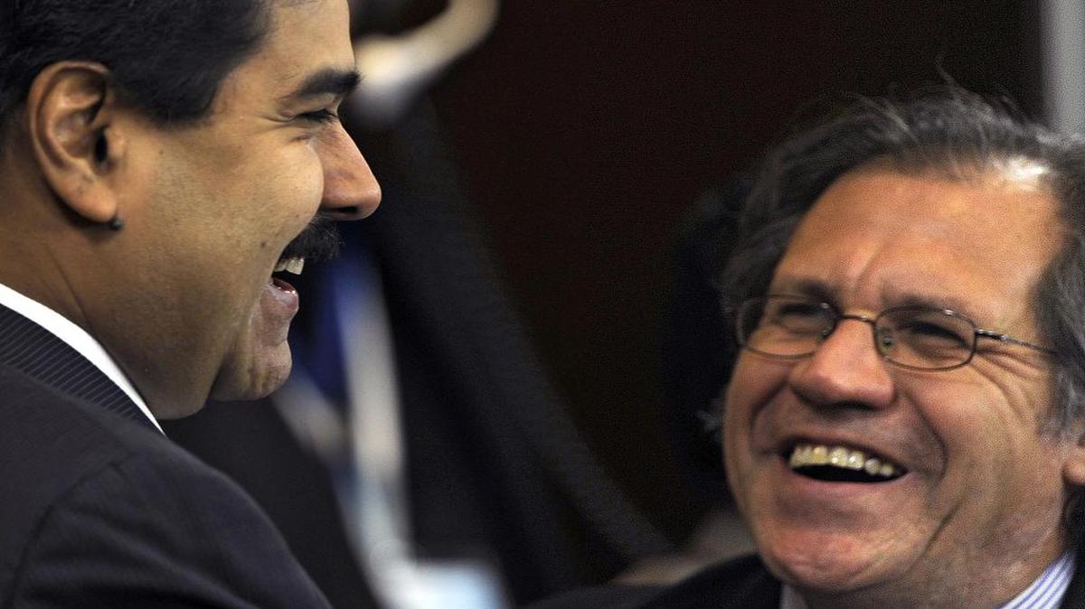 Luis Almagro y Nicolás Maduro en una foto del 2 de agosto de 2010 cuando ocupaban los cargos de ex canciller de Uruguay y ex canciller de Venezuela, respectivamente.