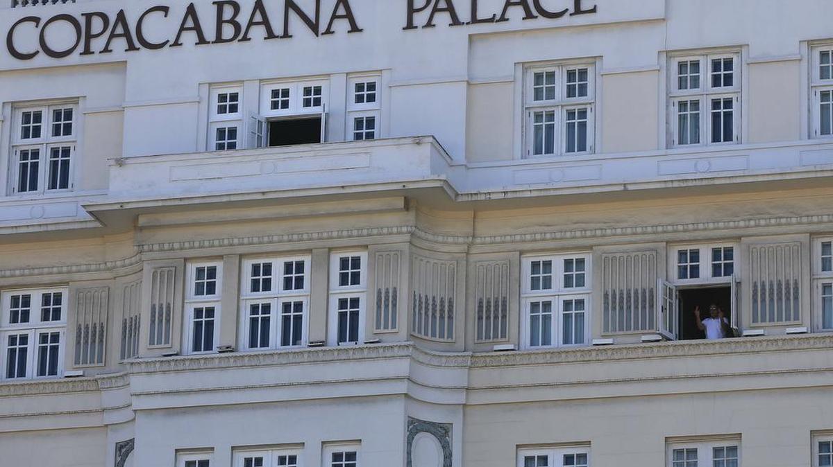 Personas que se hospedan en el hotel Copacabana Palace, hacen señales contra los manifestantes en favor de la presidenta Dilma Rousseff este domingo 17 de abril de 2016, en el barrio de Copacabana, Río de Janeiro, cuando la Cámara de Diputados de Brasil inició la sesión en la que sus 513 miembros decidirán si el proceso que puede llevar a la destitución de la presidenta Dilma Rousseff avanza al Senado o termina en los archivos del Parlamento.