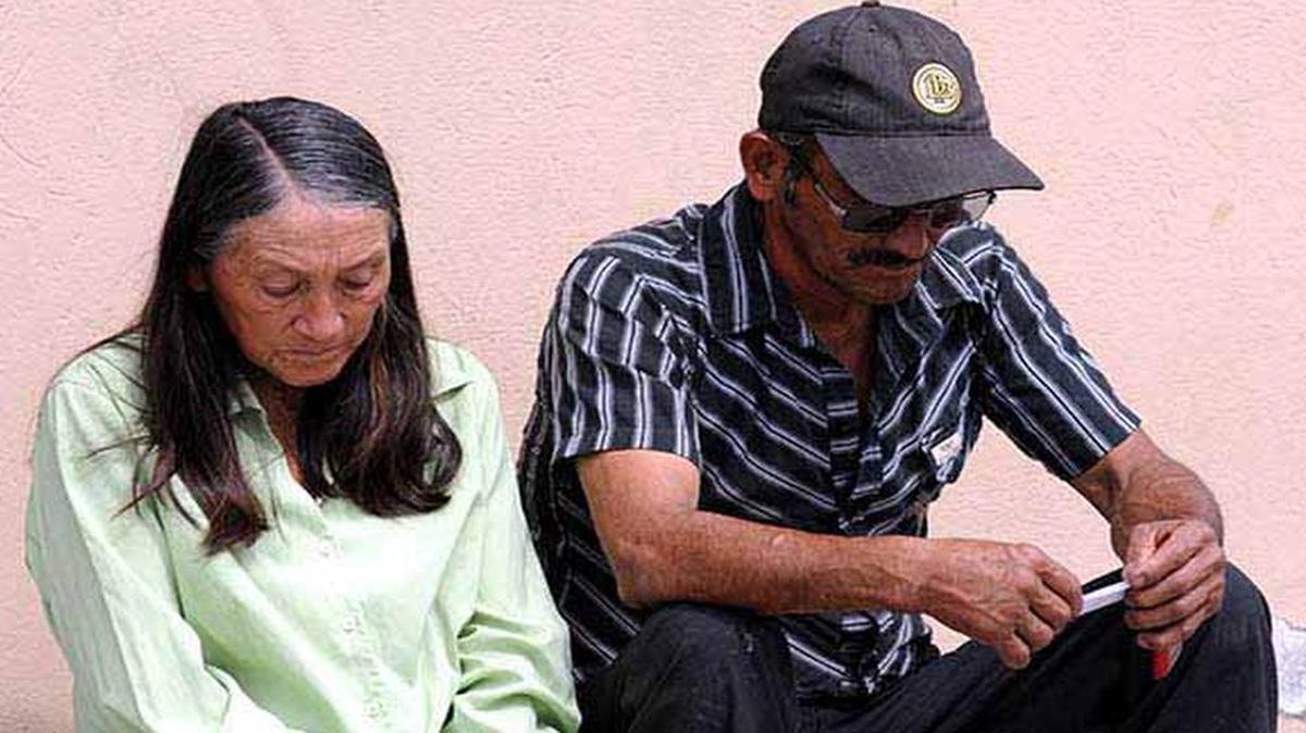 Luis Moya Rumipamba y su esposa afuera de la Fiscalía de El Chaco, cantón de Napo, en Ecuador.