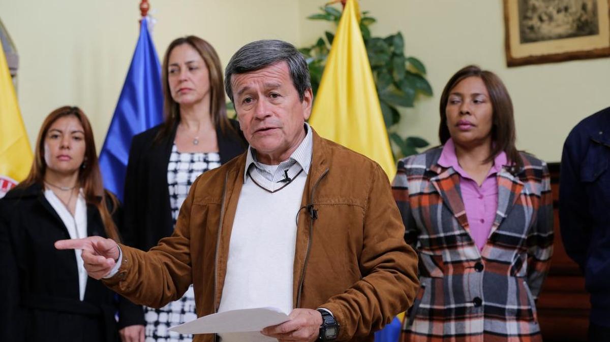 Pablo Beltrán, representante del ELN, lee una declaración al finalizar las conversaciones de paz con el gobierno colombiano, en Quito, el 10 de enero del 2018.