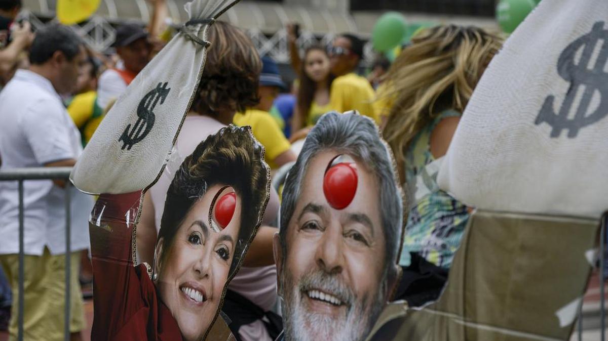 La pancarta de un manifestante en Sao Paulo muestra los rostros de Luiz Inacio Lula Da Silva y la presidenta Dilma Rousseff.