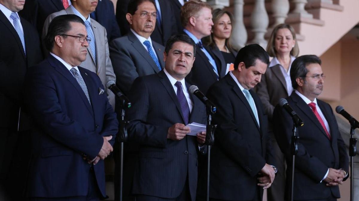 El presidente de Honduras, Juan Orlando Hernández (2-izq.), ofrece una rueda de prensa el lunes en la Casa Presidencial sobre una comisión que ayudará a su gobierno a combatir la corrupción y la impunidad.