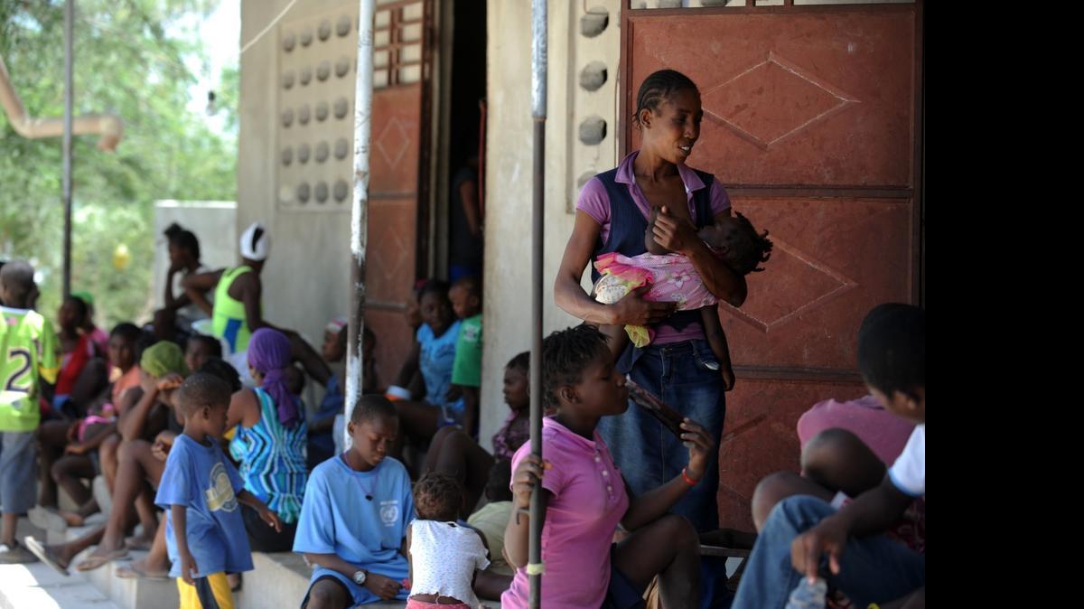 
Beltha Desir, quien fue deportada de República Dominicana en junio pasado junto con su hija de 10 meses, se dispone a preparar alimentos en un refugio en la frontera entre ese país y Haití..Cuando la deportaron ella pidió irse con sus otros dos hijos, pero la policía la detuvo y la envió a su nación. 


