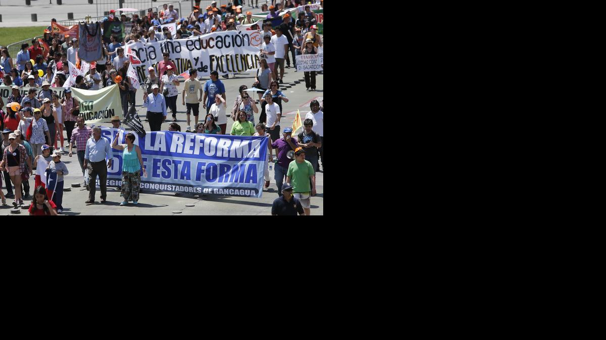 
Más de 100,000 personas, según los organizadores, manifestaron el sábado por el centro de Santiago en contra de la reforma educativa que impulsa el gobierno de la presidenta Michelle Bachelet.
