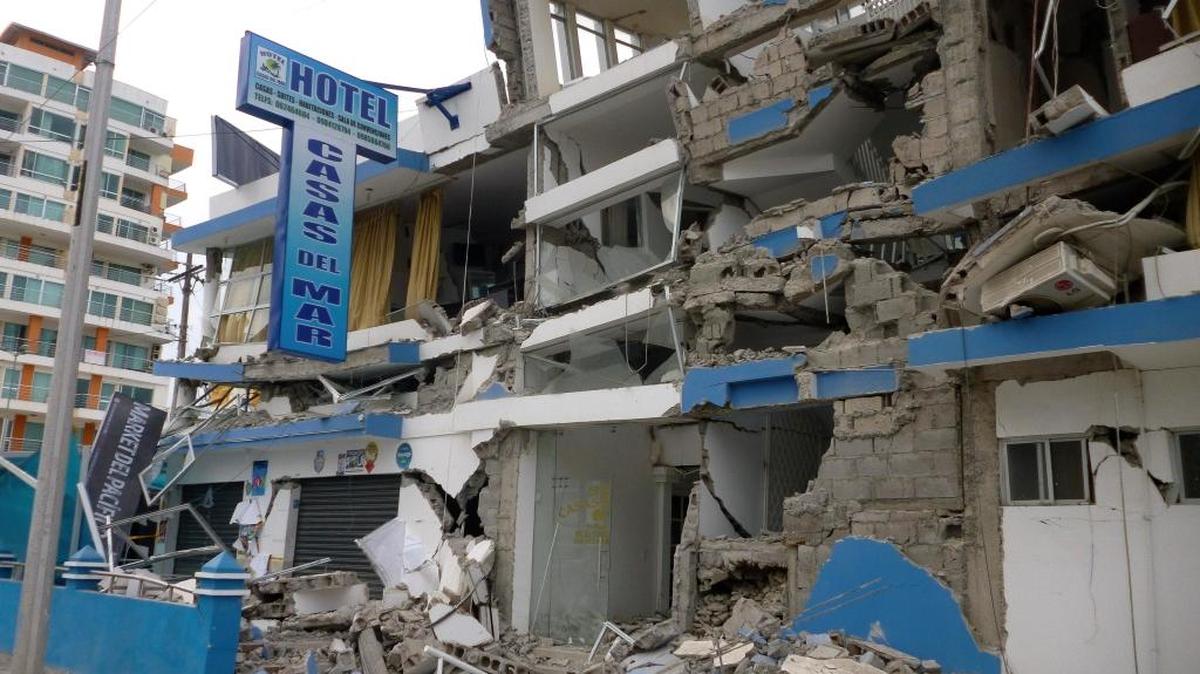 Un hotel quedó destruido tras el sismo de magnitud 5.8 en la escala de Richter y más de 15 réplicas que se registraron el lunes en Tonsupa, Ecuador.