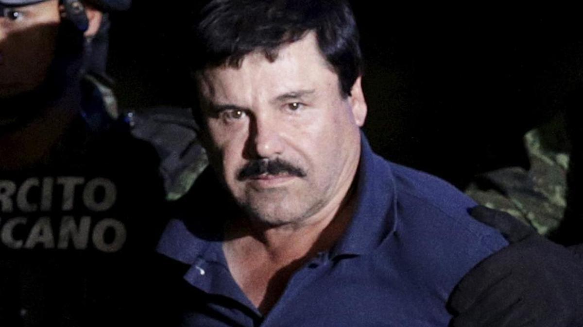 Joaquín "El Chapo" Guzmán escortado por soldados a una locación de la Fiscalía General de la Ciudad de México.